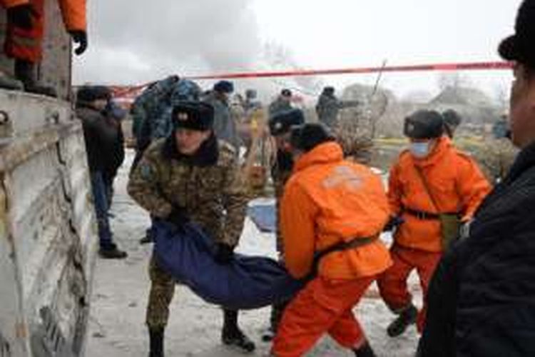 Regu penyelamat bekerja menyelamatkan korban dalam kecelakaan pesawat kargo di kampung Dacha-Suu, pinggiran Kota Bishkek, 16 Januari 2017. 