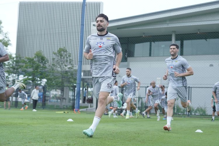 Bek Timnas Irak Frans Putros mulai berlatih di klub barunya Persib Bandung di TC Thailand Selasa (22/7/2025). 