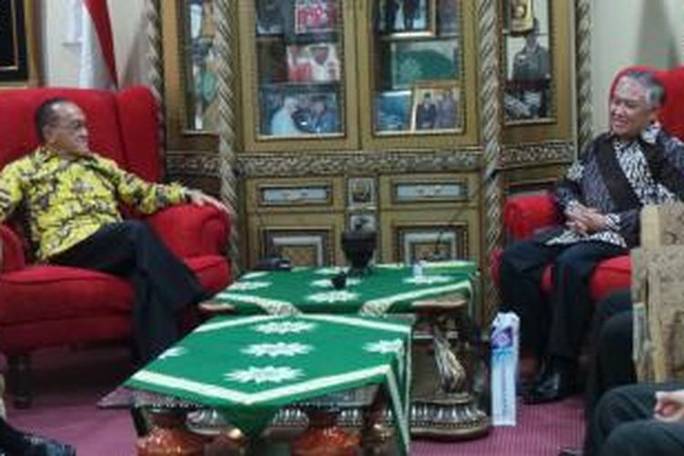 Ketua Umum DPP Partai Golkar Aburizal Bakrie berbincang dengan Ketua Umum Pengurus Pusat Muhammadiyah Din Syamsuddin di Kantor Pusat Dakwah Muhammadiyah, Jakarta, Selasa (6/8/2013).