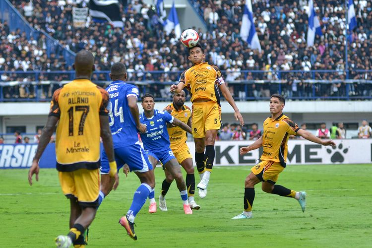 Bek andalan Persija Jakarta Rizky Ridho melakukan intercept lewat sundulannya saat menghadapi Persib Bandung pada laga pekan ke-17 Super League 2025-2026, Minggu (11/1/2026) di Stadion Gelora Bandung Lautan Api (GBLA). 