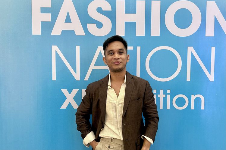 Fashion Creative Director Laxmi Tailors, Rahghutama Agata saat ditemui di pegelaran Senayan City Fashion Nation ke-19 di Senayan City, Jakarta Pusat, Kamis (25/9/2025).
