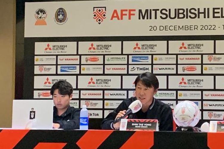 Pelatih timnas Indonesia, Shin Tae-yong, saat menghadiri sesi konferensi pers menjelang semifinal Piala AFF 2022 melawan Vietnam. Laga timnas Indonesia vs Vietnam dalam jadwal semifinal Piala AFF 2022 digelar di Stadion Utama Gelora Bung Karno (SUGBK), Senayan, Jakarta, Jumat (6/1/2023).