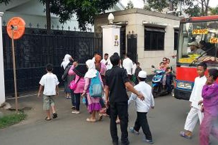 Anak-anak penghuni panti asuhan mendatangi kediaman Ketua Umum Partai Golkar Agung Laksono, di Cipinang, Jakarta Timur, Sabtu (16/5/2015).