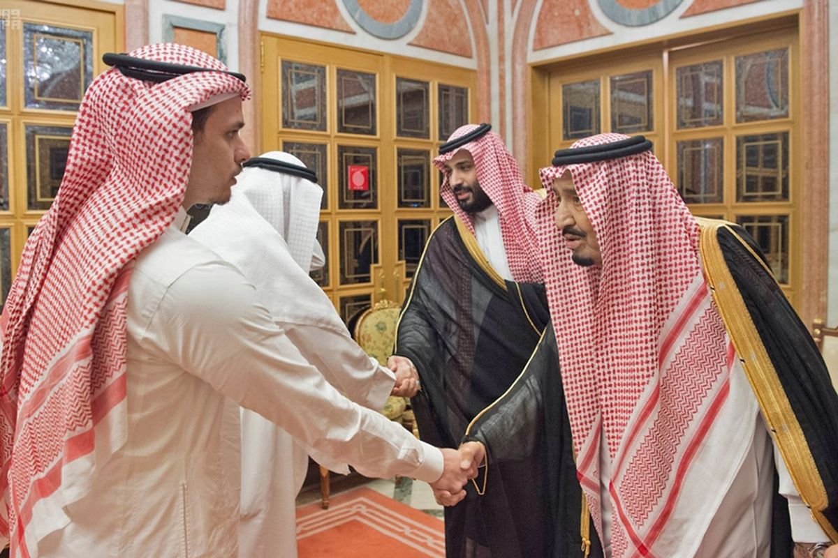 Raja Salman Abdulaziz dan Putra Mahkota Arab Saudi Mohammed bin Salman (dua di sisi kanan) saat menerima putra dan saudara jurnalis Jamal Khashoggi di Istana Kerajaan, Selasa (23/10/2018).