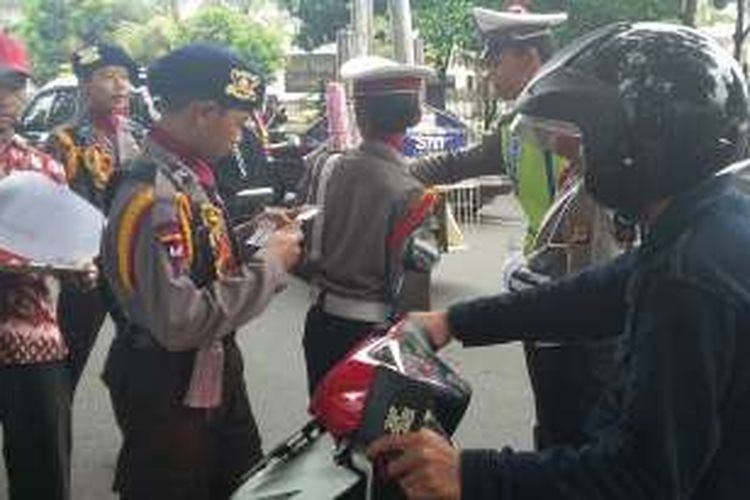 Polisi cilik dari Polres Tasikmalaya Kota sedang beraksi mengikuti operasi Patuh di Jalan HZ Mustofa, Kota Tasikmalaya, Jumat (20/5/2016) pagi. 