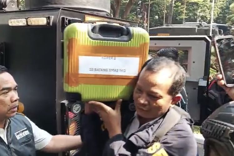 6 Koper Berisi Emas dan Uang Hasil Penggeledahan Rumah di Sentul Tiba di Polda Metro