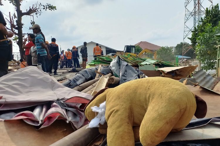 PENERTIBAN: Suasana sterilisasi Bong Suwung oleh PT KAI Daop 6 Yogyakarta menggunakan alat berat dan libatkan ratusan personel, Kamis (3/10/2024)