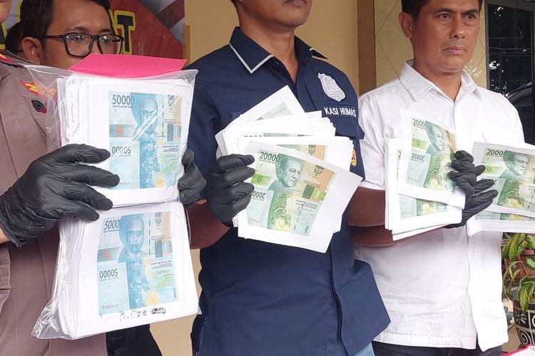 Polsek Kalideres menangkap sepasang suami istri yang memalsukan uang kertas berbagai pecahan dalam mata uang rupiah.