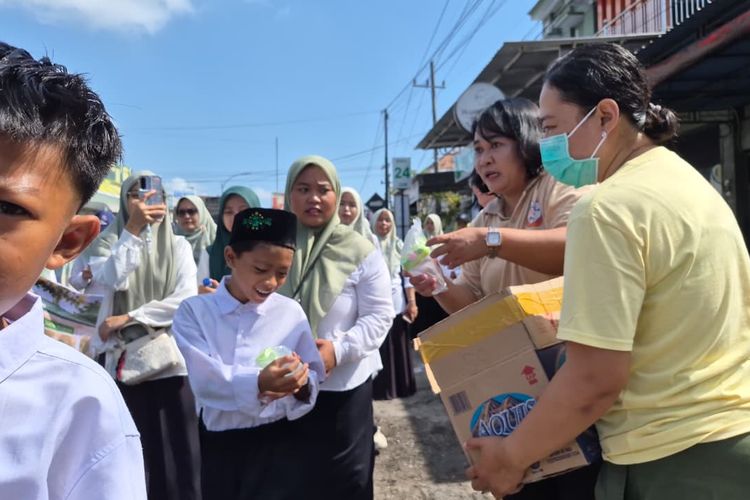 Jemaat Katolik Banyuwangi Bagikan 1.640 Paket Kue ke Peserta Kirab Hari Santri
