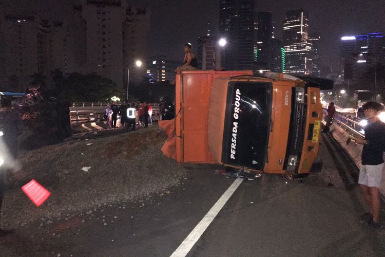 Truk terguling di jalan tol dalam kota arah cawang, Minggu (12/9/2021)