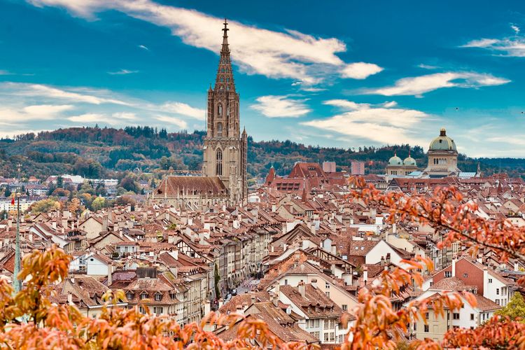 Lanskap Kota Bern, Swiss, yang dikelilingi Sungai Aare, sungai tempat Emmeril Kahn Mumtadz berpulang.