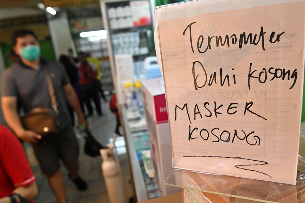 Pengumuman stok masker kosong terpasang di salah satu kios di Pasar Pramuka, Jakarta, Senin (2/3/2020). Harga masker dan hand sanitizer di sentra alat kesehatan tersebut mengalami lonjakan dari 600 persen hingga 1.400 persen akibat permintaan konsumen yang meningkat drastis setelah Presiden Joko Widodo mengumumkan dua warga Kota Depok positif terinfeksi virus corona.