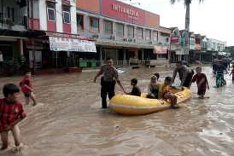 Petugas kepolisian membantu evakuasi warga korban banjir di Perumahan Vila Nusa Indah, Desa Bojong Kulur, Kecamatan Gunung Putri, Kabupaten Bogor, Kamis (21/4/2016) 