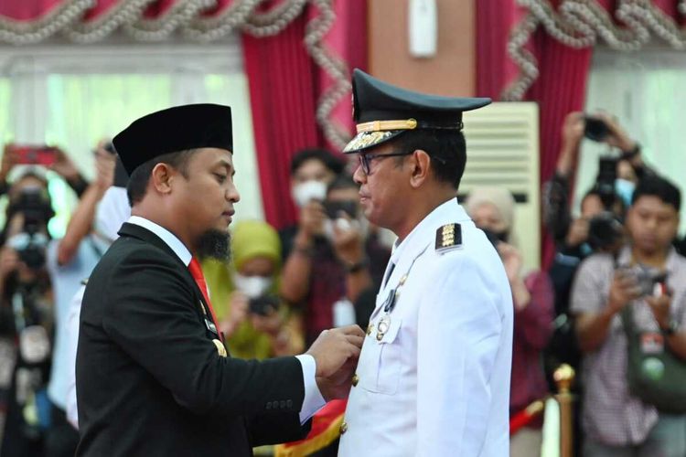 Gubernur Sulawesi Selatan, Andi Sudirman Sulaiman melantik Kepala Dinas Pendidikan Provinsi Sulsel, Setiawan Aswad sebagai Penjabat (Pj) Bupati Takalar menggantikan Syamsari Kitta yang habis masa jabatannya, Kamis (22/12/2022).