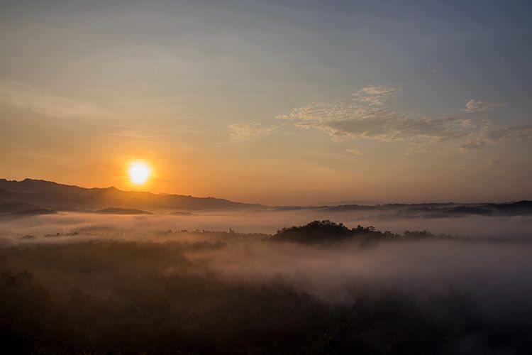 Panorama Matahari Terbit di Gunung Ireng, Yogyakarta.