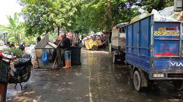 Imbas Longsor Bantargebang, Petugas Antre Sejak Dini Hari untuk Buang Sampah di Jatinegara