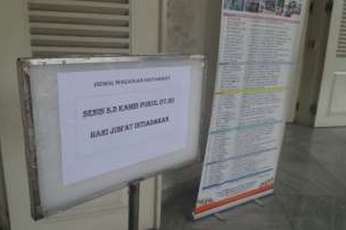 Plt Gubernur DKI Jakarta Sumarsono meliburkan layanan pengaduan warga di Balai Kota DKI tiap Jumat. 