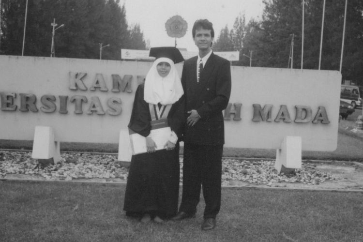 Momen Ganjar Pranowo berfoto dengan Siti Atikoh saat wisuda UGM tahun 1997. (Dok/ganjarpranowo.com)