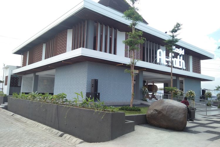 Masjid Al Fath di kawasan perumahan Citra Sari Regency (CSR) yang terletak di Jalan Raya Banjarsari, Gresik, Jawa Timur.