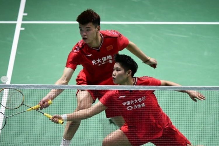 Ganda campuran asal China, Wang Yi Lyu (kiri) dan Huang Dong Ping, ketika tampil melawan pasangan Thailand, Dechapol Puavaranukroh/Sapsiree Taerattanachai dalam semifinal World Championships 2019. China membuat keputusan memisahkan pasangan ini untuk sementara waktu.