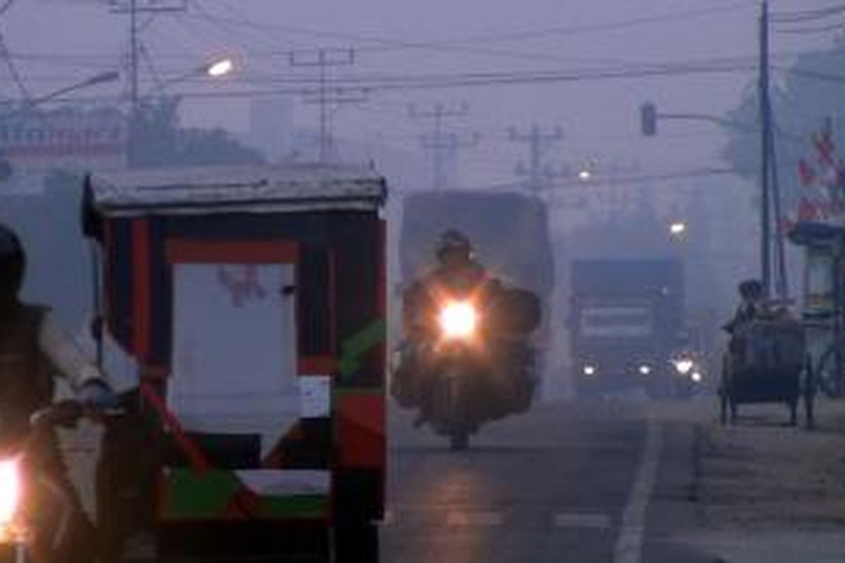 Kabut asap makin tebal menyelimuti kawasan Ogan Ilir, Sumatera Selatan. Kabut asap membuat jarak pandang menjadi sangat terbatas, terutama di pagi hari. 