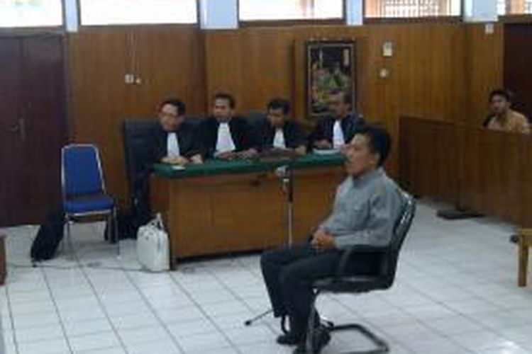 Christea Frisdiantara saat menjalani disidang di PN Kota Malang, Jawa Timur, Senin (28/4/2014).