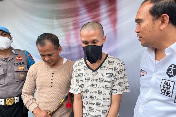 CS, pria yang bacok tukang rongsokan karena telah mencuri ponselnya di kediamannya di Kampung Banjaran Pucung, Cilangkap, Tapos, Depok.