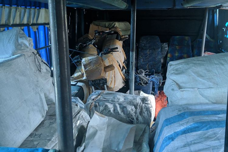 Barang-barang di dalam bus pengangkut ganja seberat 50 kilogram di Cikokol Kota Tangerang, Selasa (18/2/2020)