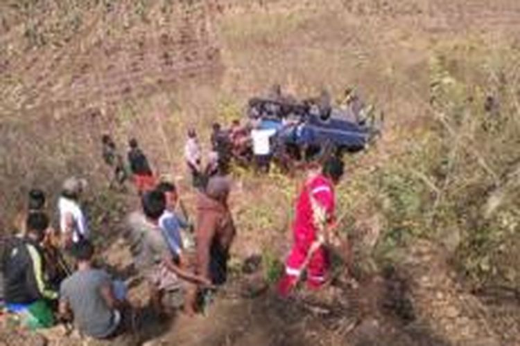 Mobil rombongan pengantar jamaah haji di Kabupaten Malang masuk jurang, Selasa (23/9/2014) siang. Satu orang tewas.