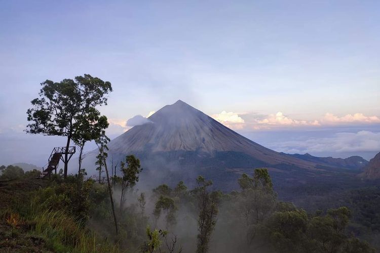 Keindahan menikmati matahari terbit di bukit Wolobobo, Desa Turekisa, Kecamatan Golewa Barat, Kabupaten Ngada, NTT, Rabu, (29/6/2022). (DOK/PEMANDU WISATA-BOE BERKELANA)