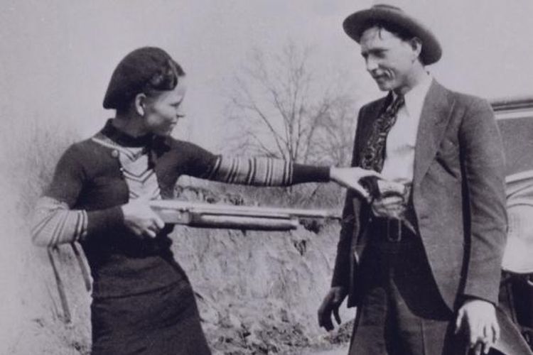 Bonnie Parker (kiri) dan Clyde Barrow. Bonnie and Clyde menjadi pasangan paling kontroversial dalam sejarah kejahatan di Amerika Serikat.