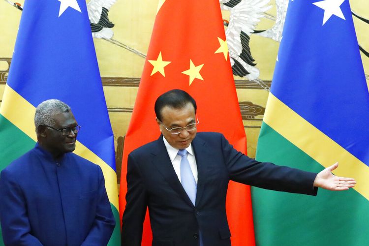 FILE - Perdana Menteri Kepulauan Solomon Manasseh Sogavare, kiri, dan Perdana Menteri China Li Keqiang menghadiri upacara penandatanganan di Aula Besar Rakyat di Beijing, pada 9 Oktober 2019. 