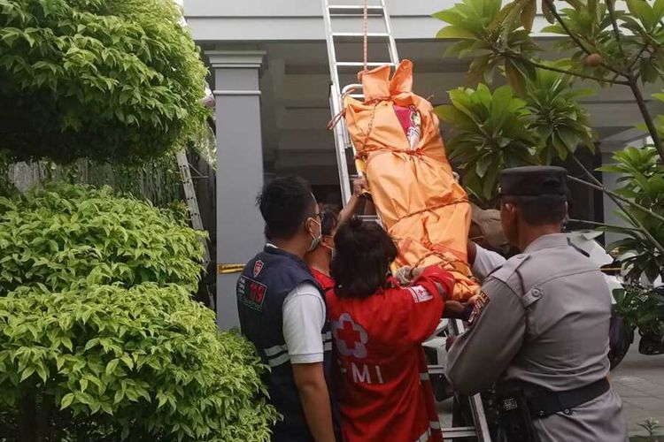 Proses evakuasi teknisi AC tewas akibat tersengat listrik di sebuah rumah pada Padukuhan Dayakan RT 14 RW 5 Kalurahan Pengasih, Kapanewon Pengasih, Kabupaten Kulon Progo, Daerah Istimewa Yogyakarta.