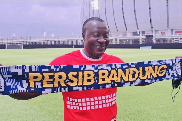 Pelatih Timnas Burkina Faso di Piala Dunia U17 2023 Indonesia, Brahima Traore membentangkan syal bertulis Persib Bandung.