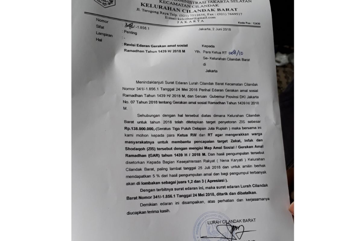 Revisi surat edaran Lurah Cilandak Barat Agus Gunawan tentang pengumpulan zakat untuk RT. Foto diambil Minggu (3/6/2018).