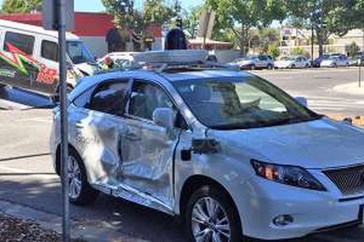 Mobil swa-kemudi Google yang ditabrak oleh sebuah van ketika melintasi perempatan jalan di Mountain View, California, AS, minggu lalu.