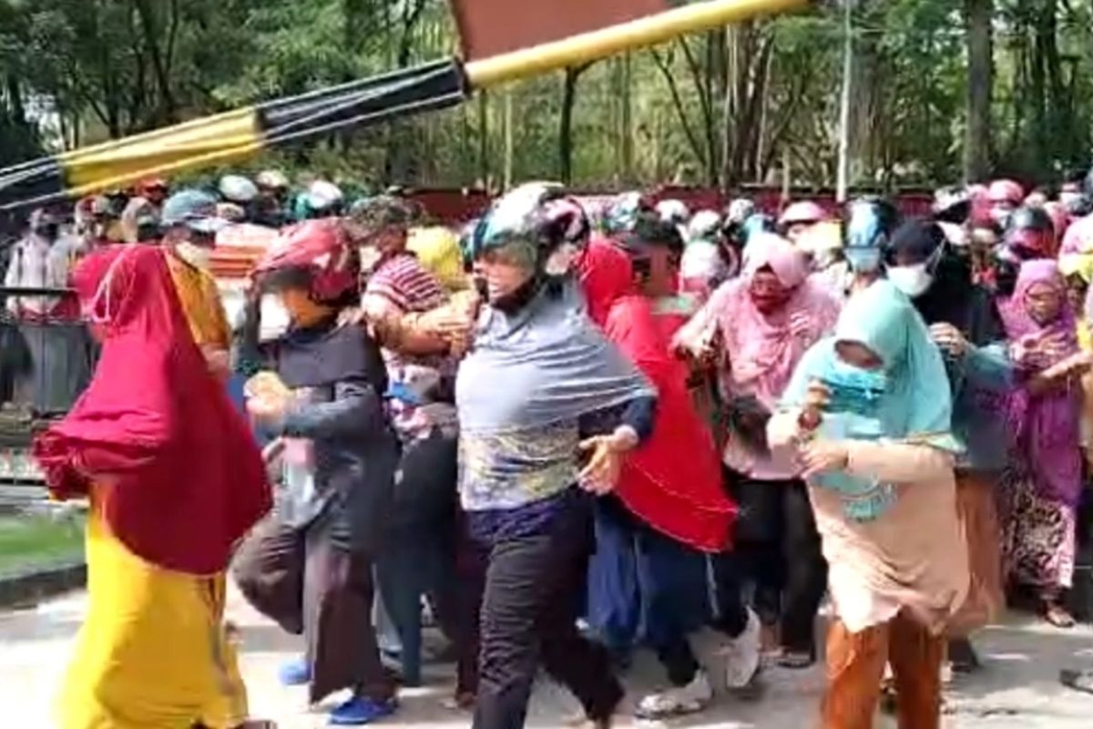 Warga Kota Kendari rela berdesakan demi mendapatkan minyak goreng murah dalam kegiatan pasar murah di kantor Perum Bulog Sultra