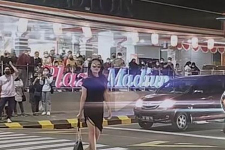 FASHION SHOW—Salah satu peserta Madiun Fashion Week yang memperagakan busana di zebra cross depan Mall Plaza Madiun di Jalan Pahlawan Kota Madiun, Jawa Timur, Sabtu (23/7/2022). Namun setelah berlangsung beberapa saat, acara itu ditertibkan lalu dipindahkan ke taman Sumber Wangi.
