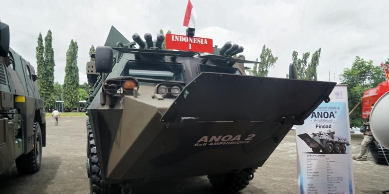 Panser Anoa Amphibious yang ditumpangi Presiden Joko Widodo saat menghadiri Rapim TNI 2017 di Mabes TNI, Cilangkap, Jakarta Timur, Senin (16/1/2017).