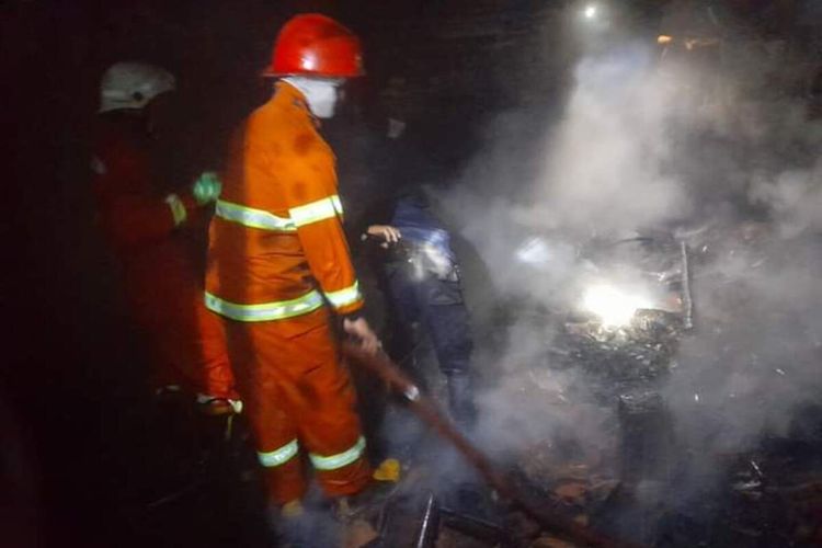 Tim UPT Damkar Sumedang Kota memadamkan api yang menewaskan seorang kakek, Kamis (26/8/2022) malam. Dua rumah terbakar akibat puntung rokok.
