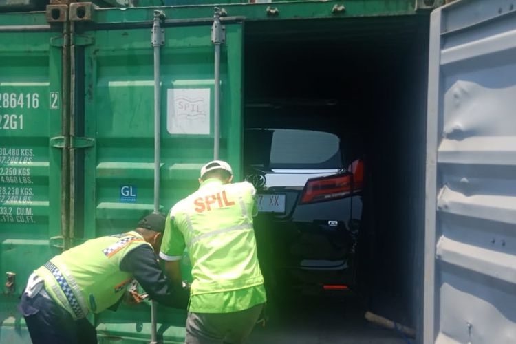 Tim Polda Maluku berhasil menyita sebuah mobil Toyota Alphard dari dalam sebuah kontener di Depo 6 Teluk Bayur-Tanjung Perak, Surabaya, pada Selasa (12/11/2019). Mobil yang disita itu merupakan salah satu aset milik tersangka kasus penggelapan dana nasabah BNI Ambon Faradiba Yusuf