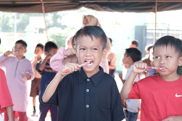 Penyuluhan dan sikat gigi bersama 228 siswa di Sekolah Dasar Negeri 4 Sengkol, Lombok Tengah sebagai upaya pencegahan sejak dini terjadinya karies (20/7/2024).