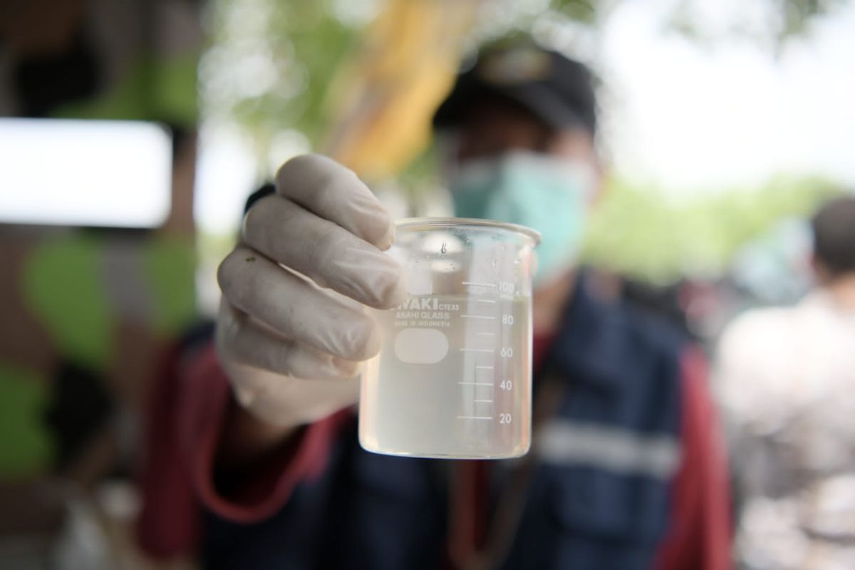 Petugas saat memeriksa hasil uji Kali Rasmi Bekasi.
