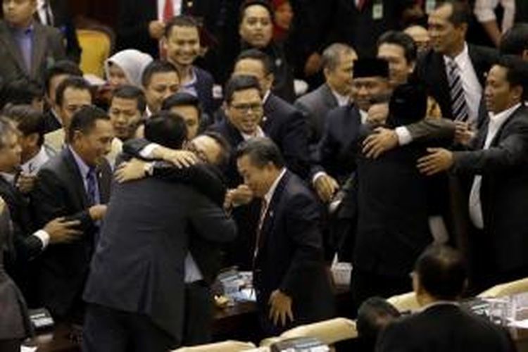 Anggota Koalisi Merah Putih memberikan selamat kepada Ketua MPR-RI terpilih Zulkifli Hasan (berpelukan kiri) setelah pemungutan suara pemilihan paket pimpinan MPR-RI selesai dilakukan di Gedung Nusantara MPR/DPR/DPD RI, Jakarta, Rabu (8/10/2014).