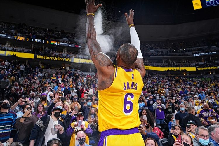 Pebasket NBA LeBron James (Los Angeles Lakers) melakukan ritual sebelum pertandingan.