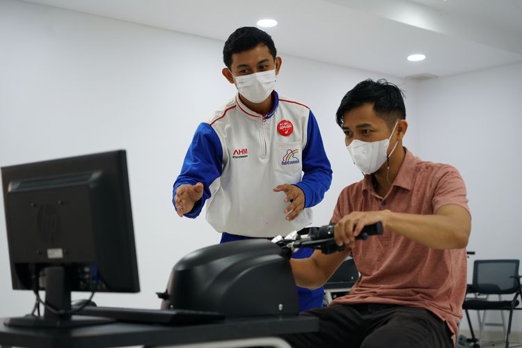 AHM menjalin kerjasama dengan Komite Nasional Keselamatan Transportasi (KNKT) dalam pengembangan program keselamatan berkendara roda dua di Tanah Air.