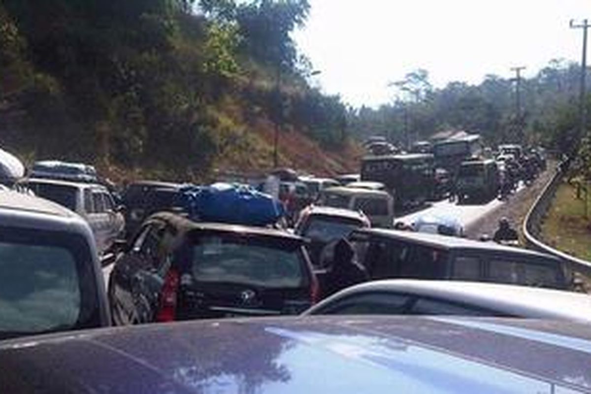 Kemacetan terjadi sepanjang hari di jalur selatan kawasan Gentong, Tasikmalaya, Jawa Barat, selama arus balik Lebaran 2011. Foto diambil, Minggu (4/9/2011).