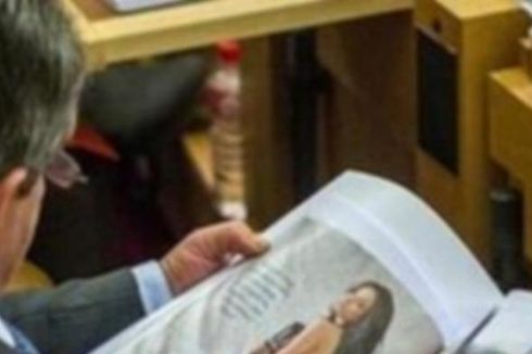 Politisi Gaek Spanyol Baca Majalah Porno di Tengah Sidang