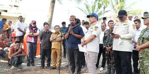 Mendagri Muhammad Tito Karnavian meninjau langsung kondisi pengungsi di Kabupaten Aceh Tamiang.
