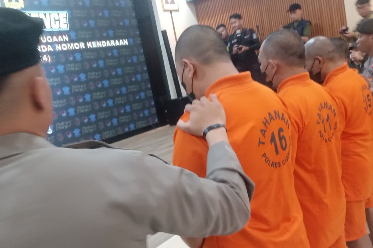 Polres Cianjur merilis pengungkapan kasus sindikat pemalsu STNK yang telah mencetak ribuan lembar dan beroperasi sejak lima tahun terakhir.